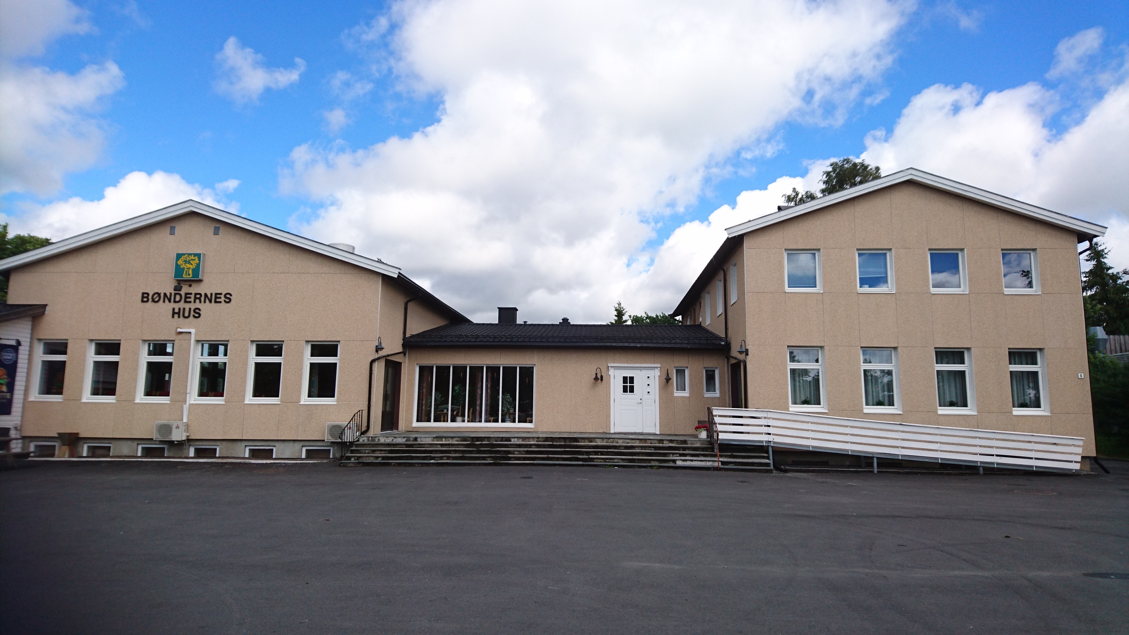 Bøndernes_hus_sett_forfra
